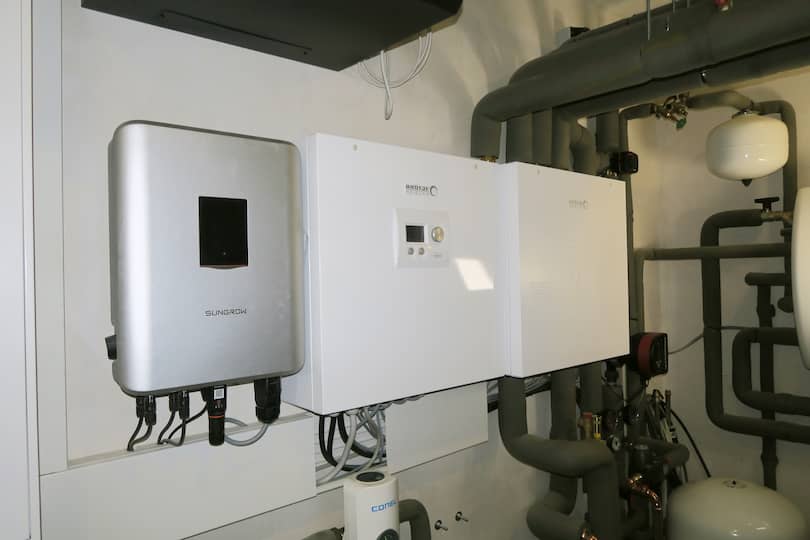 Im Haus der Dümans wurde eine Hybridlösung aus Wärmepumpe und Photovoltaik verbaut. Bei der Wärmepumpe handelt es sich um die BRÖTJE BLW NEO 18, eine Luft-/Wasser-Wärmepumpe.
